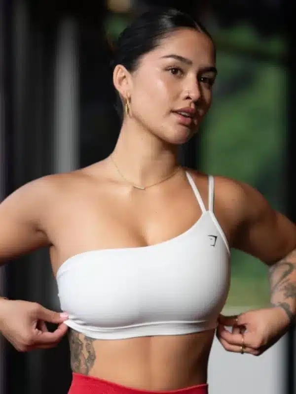 Izzy Flannery (Model) Biography, Wiki, Age, Career, Height, Weight, Boyfriend, Net Worth & More
