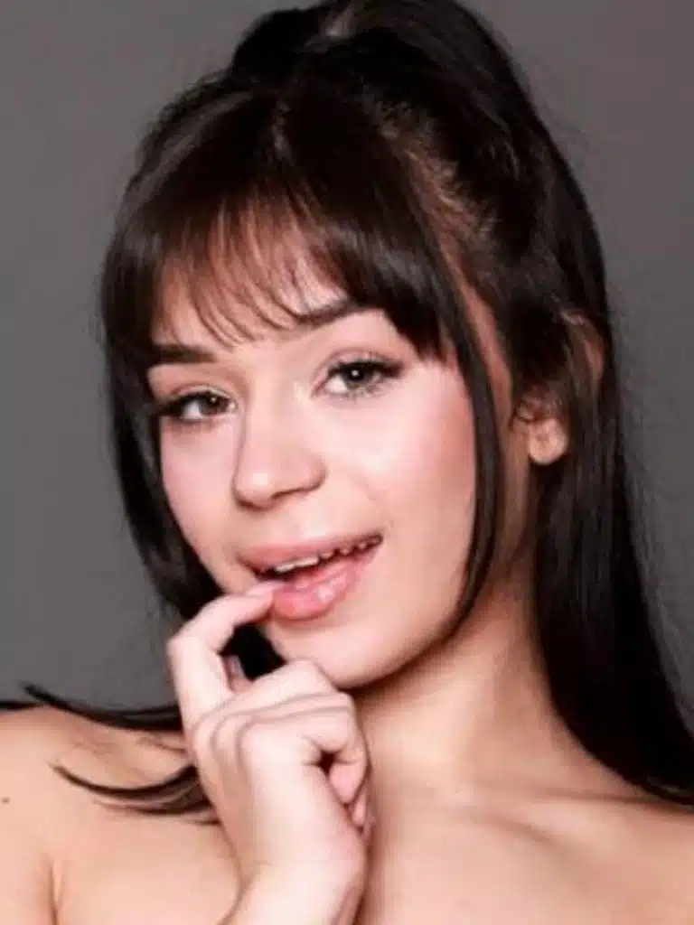 Aria Valencia Biography: Wiki, Age, Career, Height, Weight, Boyfriend, Net Worth & More
