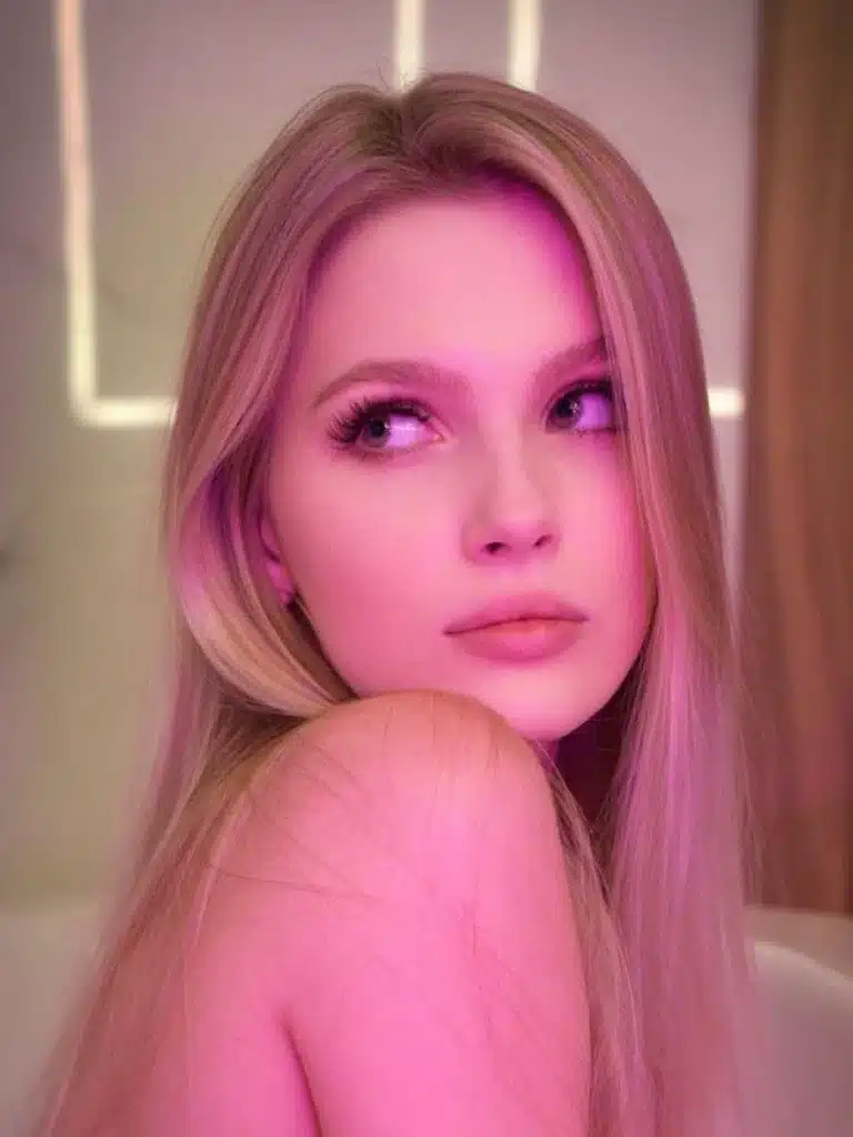 Ellie Moore Biography: Wiki, Age, Career, Height, Weight, Boyfriend, Net Worth & More