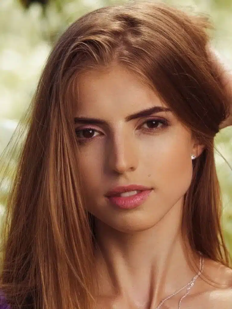 Emelie Crystal Biography: Wiki, Age, Career, Height, Weight, Boyfriend, Net Worth & More