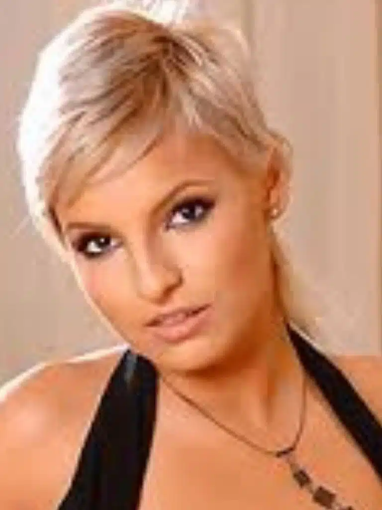 Eve Smile Biography: Wiki, Age, Career, Height, Weight, Boyfriend, Net Worth & More