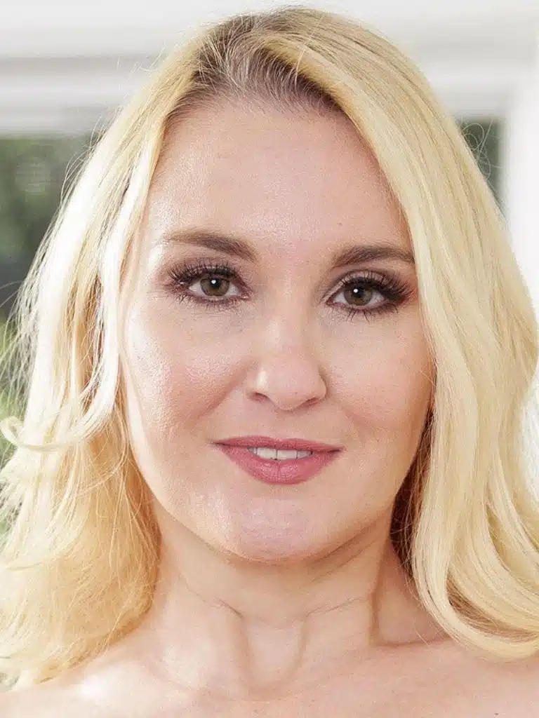 Julia Robbie Biography: Wiki, Age, Career, Height, Weight, Boyfriend, Net Worth & More