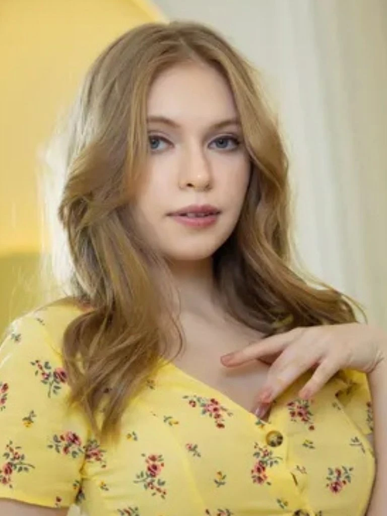 Sonya Elf Biography: Wiki, Age, Career, Height, Weight, Boyfriend, Net Worth & More
