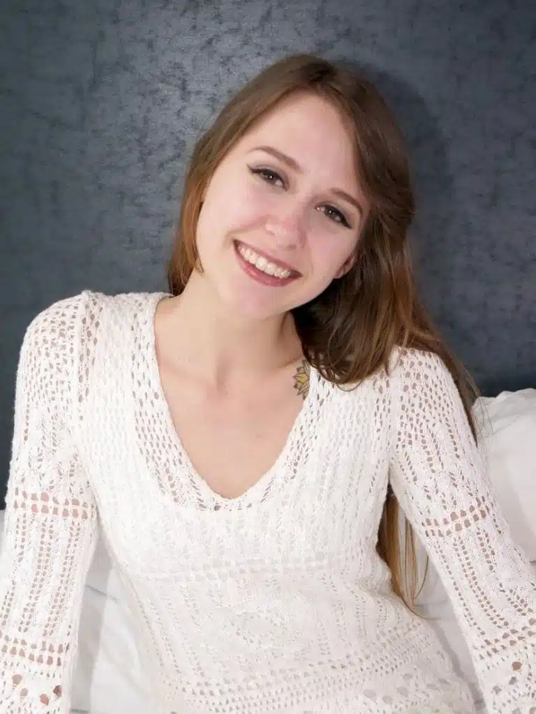 Zoey Laine Biography: Wiki, Age, Career, Height, Weight, Boyfriend, Net Worth & More