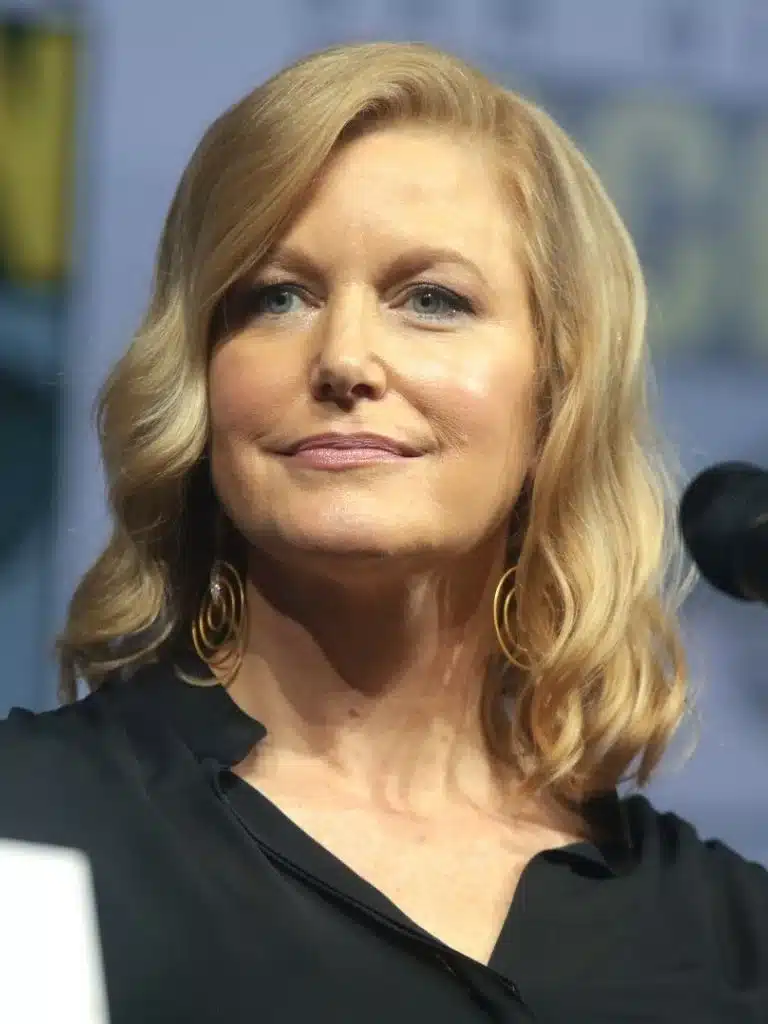 Anna Gunn Biography: Wiki, Age, Career, Height, Weight, Boyfriend, Net Worth & More