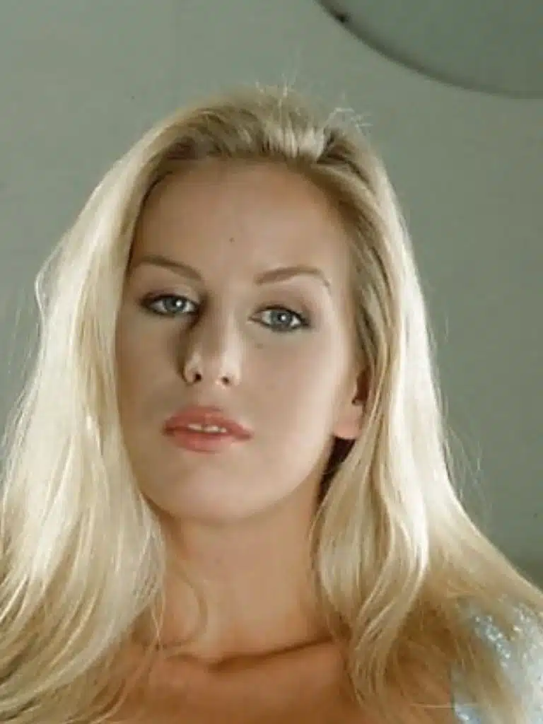 Esther Smith Biography: Wiki, Age, Career, Height, Weight, Boyfriend, Net Worth & More