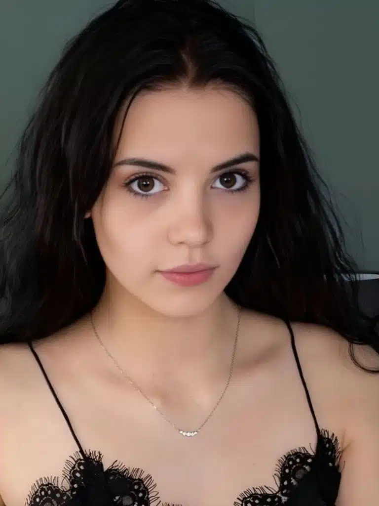 Sofi Li Biography: Wiki, Age, Career, Height, Weight, Boyfriend, Net Worth & More