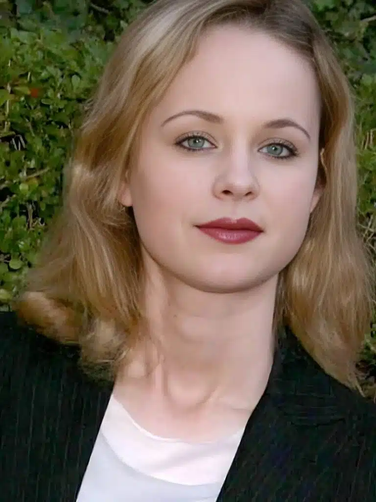 Thora Birch Biography: Wiki, Age, Career, Height, Weight, Boyfriend, Net Worth & More