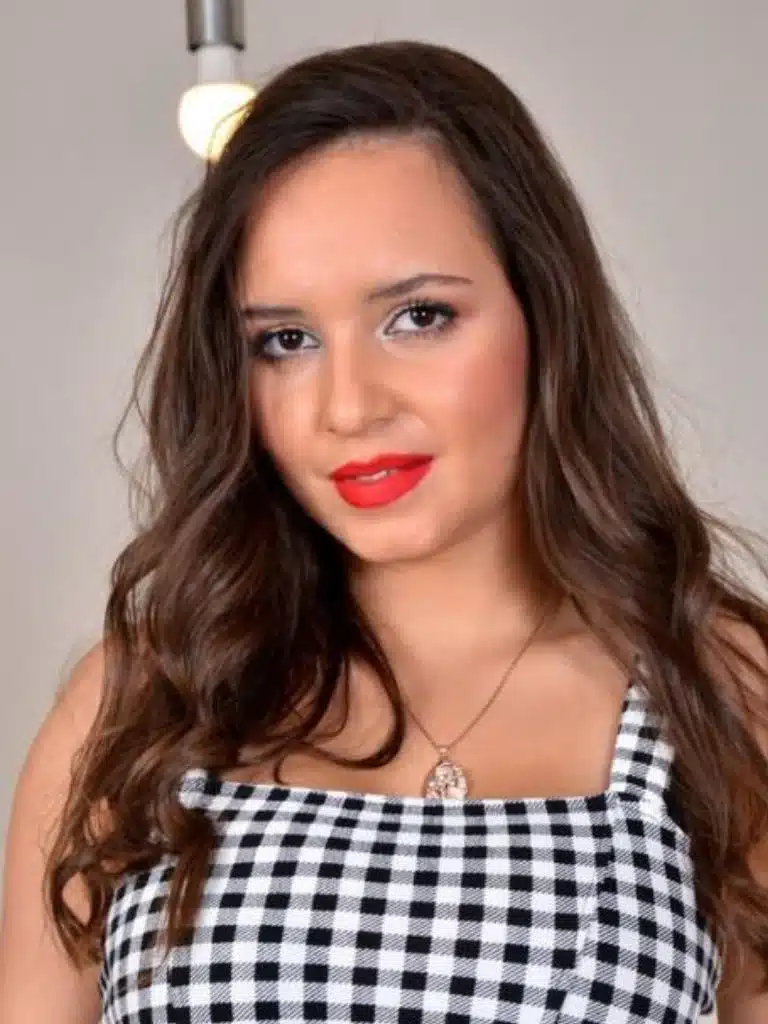 Zeynep Rossa Biography: Wiki, Age, Career, Height, Weight, Boyfriend, Net Worth & More